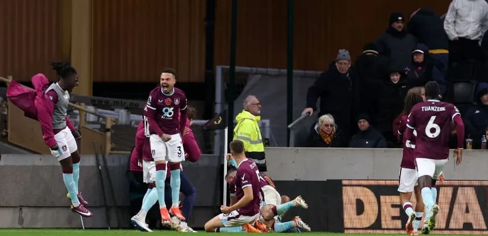 Jugadores de Burnley celebrando un gol