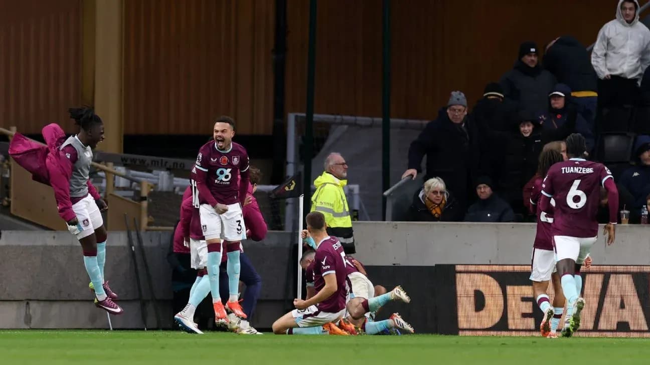 Jugadores de Burnley celebrando un gol