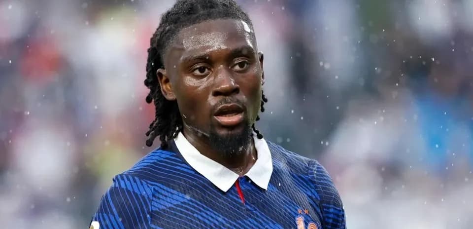 Jugador de Francia en partido bajo la lluvia