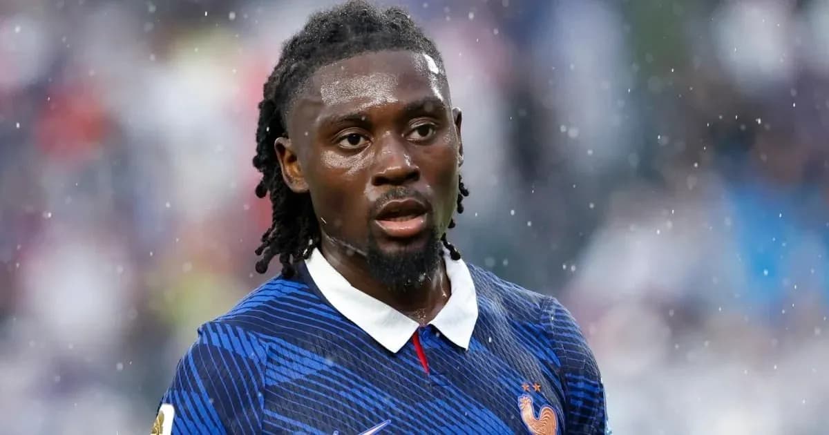 Jugador de Francia en partido bajo la lluvia