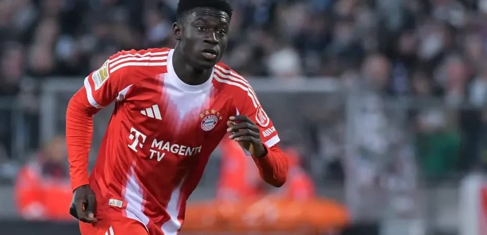 Jugador de Bayern Múnich corriendo durante un partido