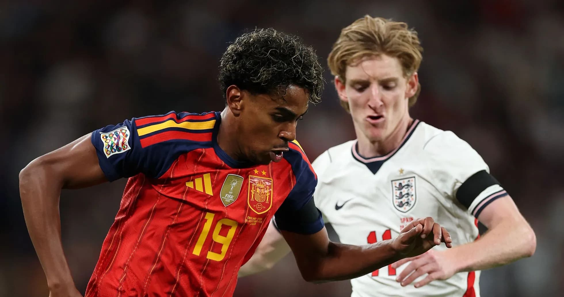 Jugador de España driblando a oponente inglés en partido