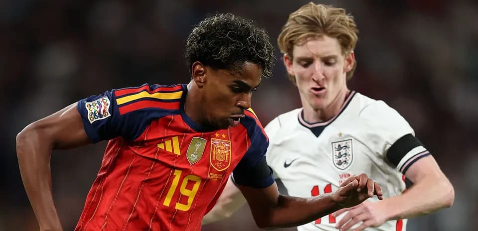 Jugador de España driblando a oponente inglés en partido