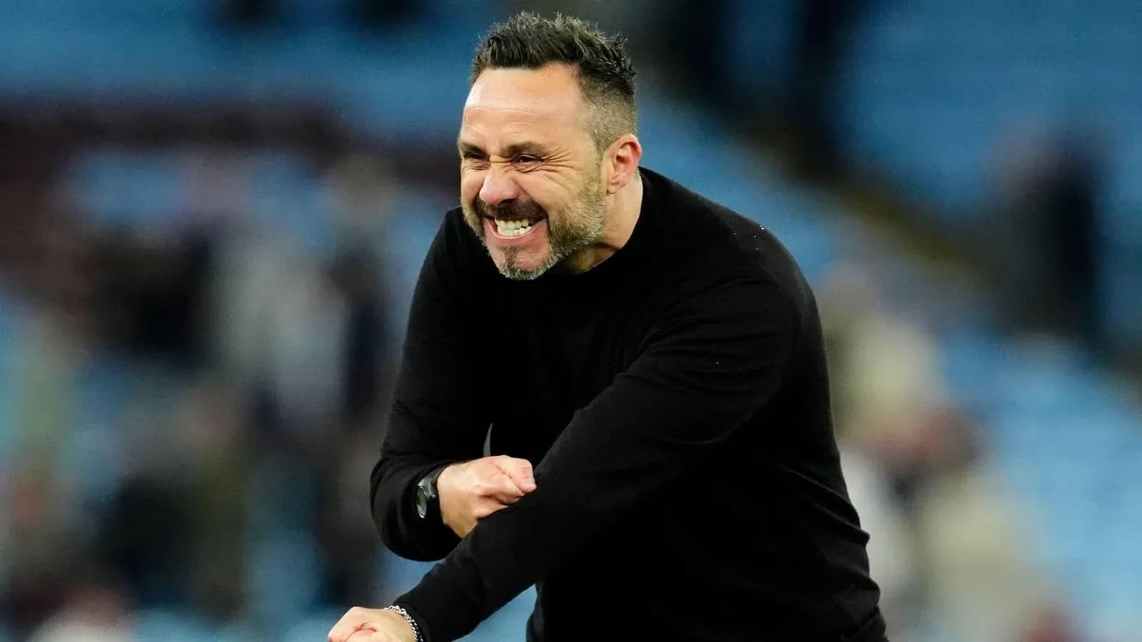 Entrenador celebrando una jugada durante el partido