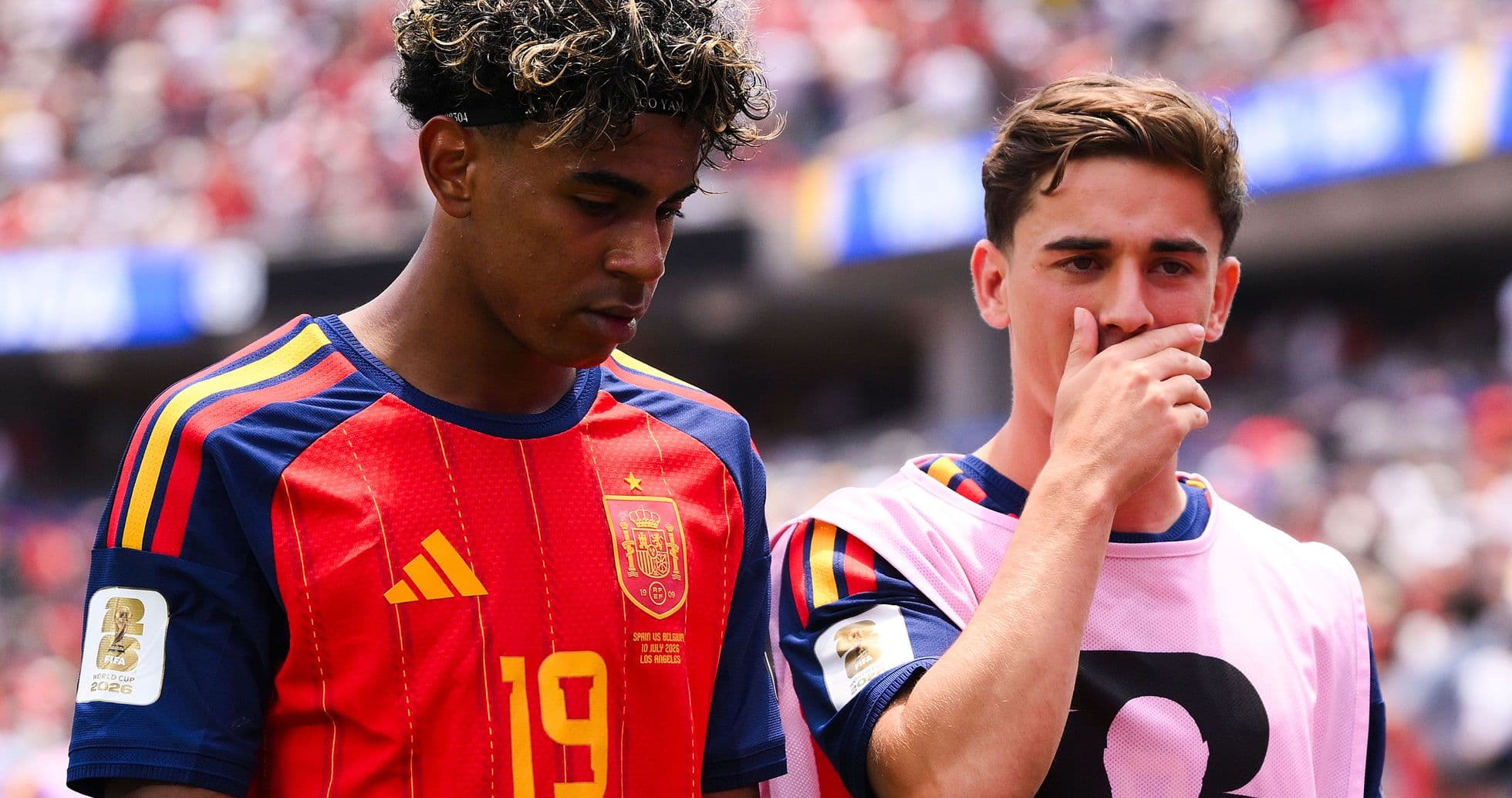 Jugadores de España en el campo durante el partido