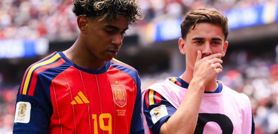 Jugadores de España en el campo durante el partido