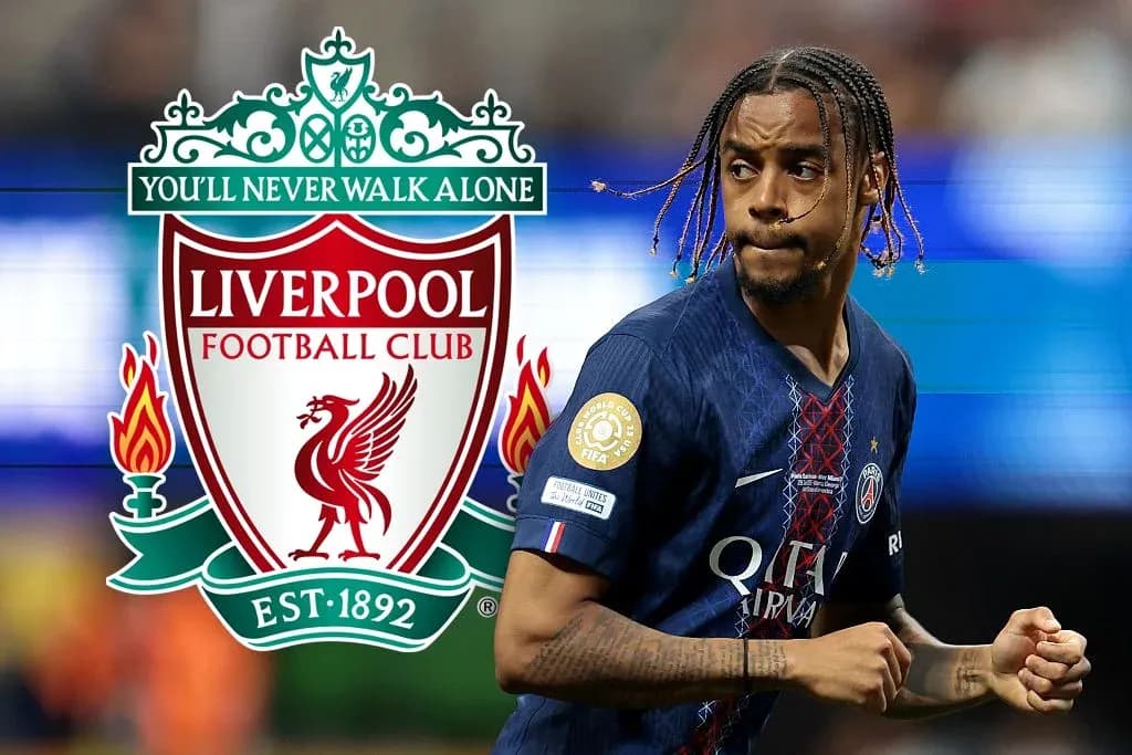 Jugador de PSG corriendo con el logo de Liverpool