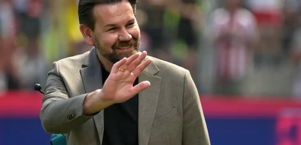 Hombre saludando en el campo de fútbol