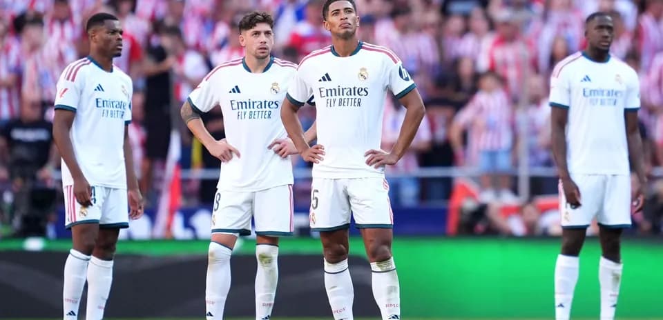 Jugadores de Real Madrid observando el partido