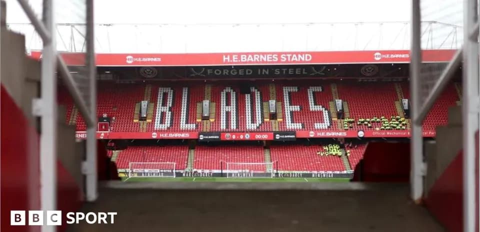 Vista del estadio con la palabra 'BLADES' en las gradas
