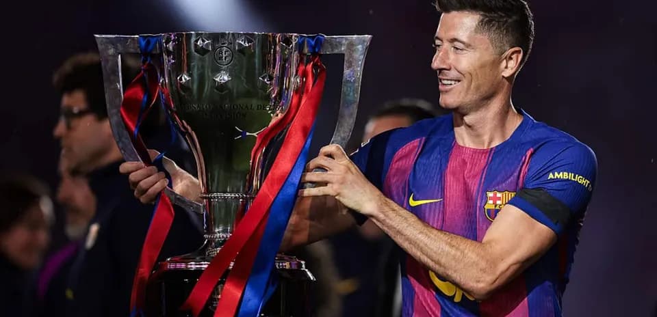 Jugador levantando un trofeo en celebración