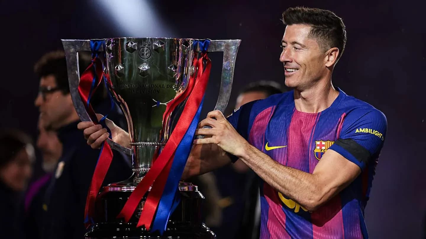 Jugador levantando un trofeo en celebración