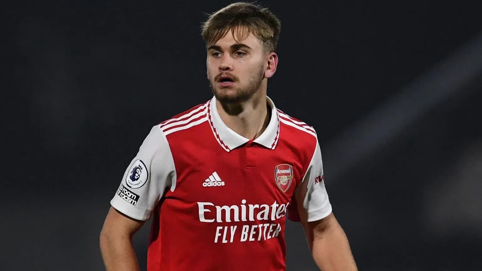 Jugador de Arsenal en acción durante un partido