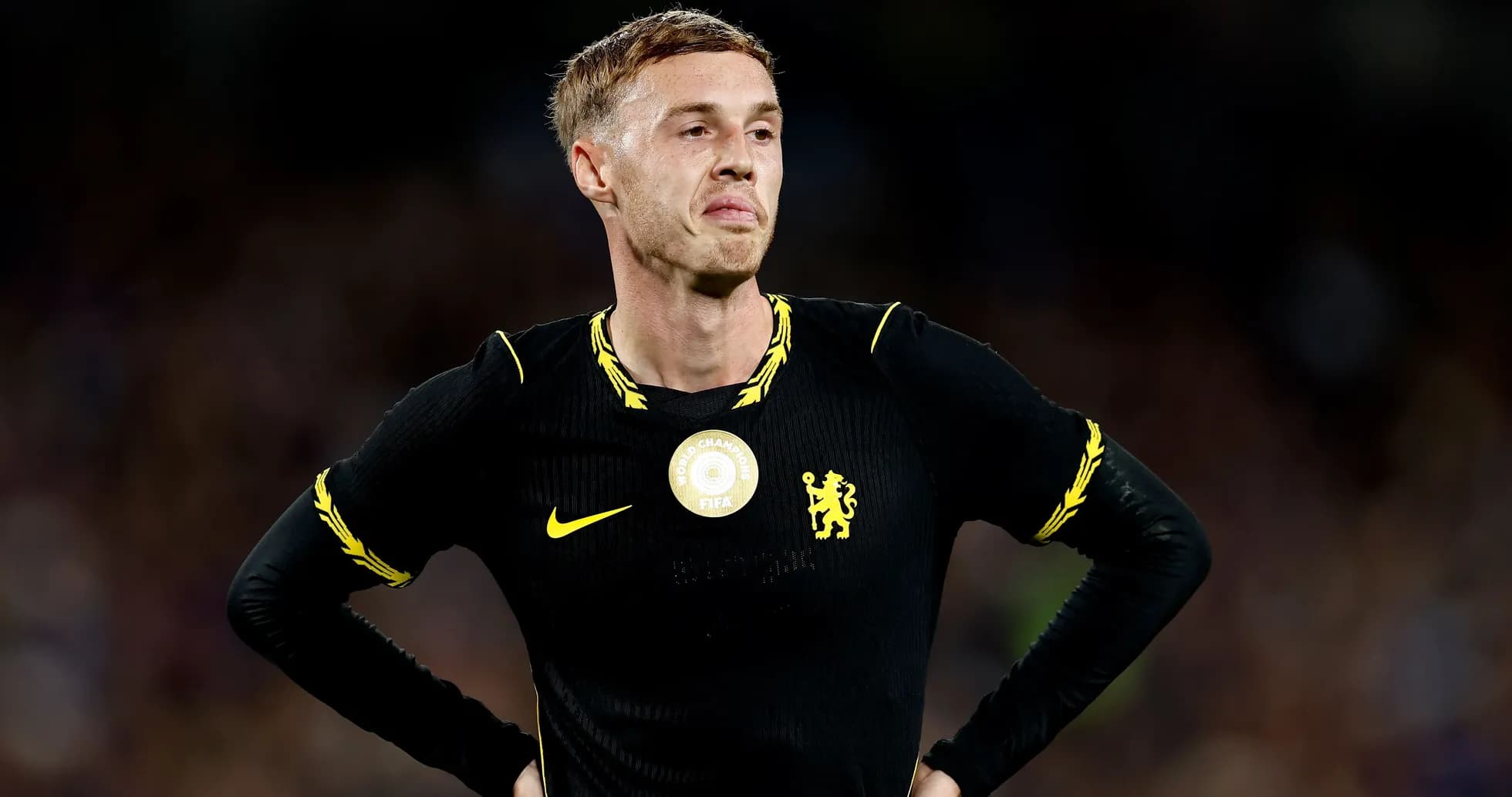 Jugador de Chelsea en uniforme negro durante el partido