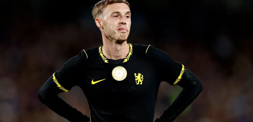 Jugador de Chelsea en uniforme negro durante el partido