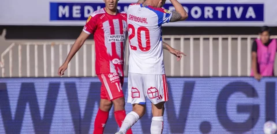 Jugador de Universidad de Chile lamentándose en el partido