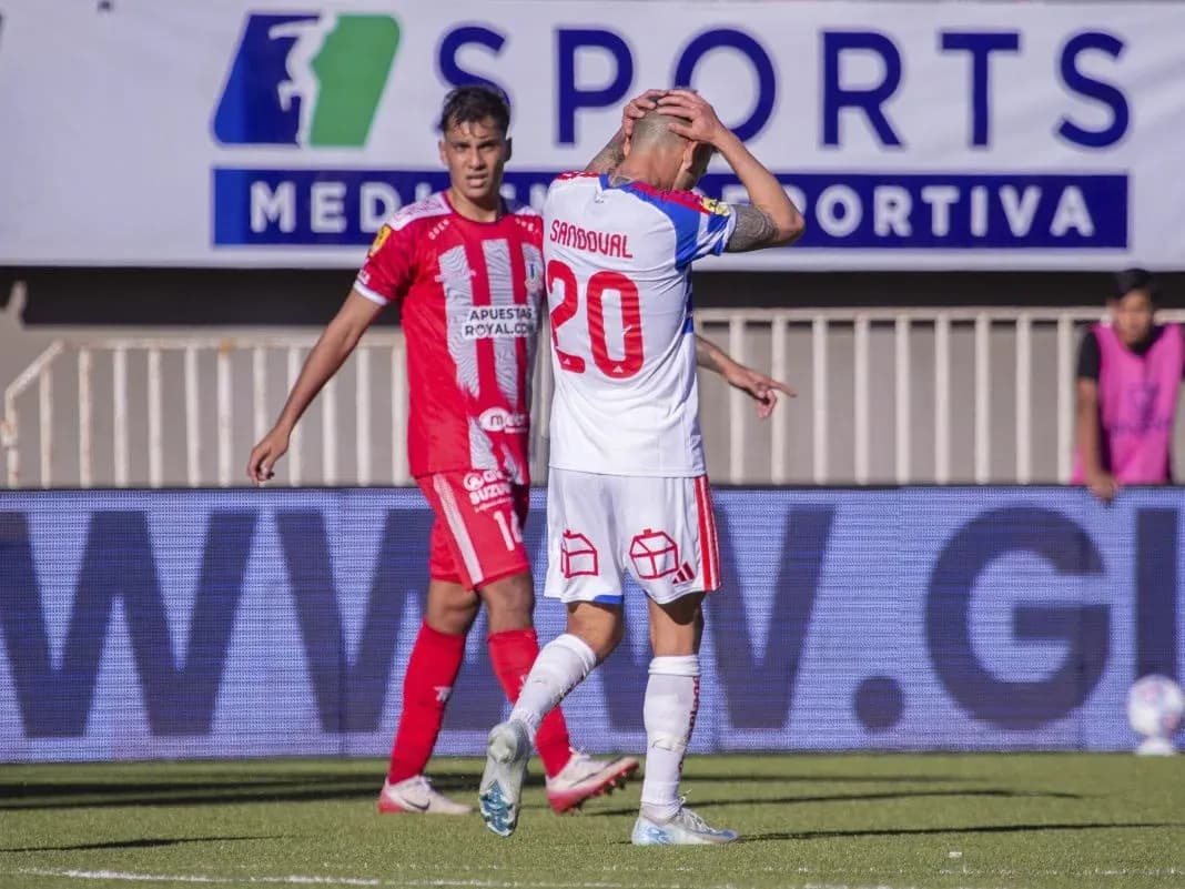 Jugador de Universidad de Chile lamentándose en el partido