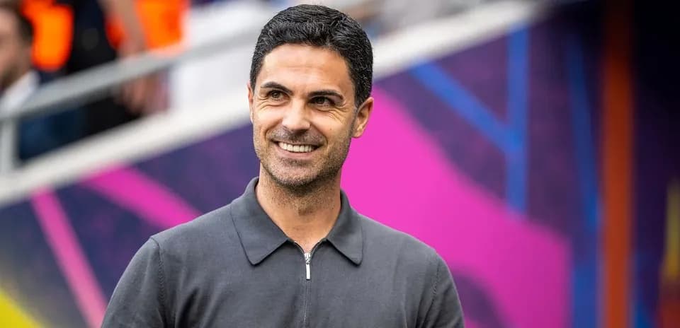 Entrenador sonriente en el campo de juego