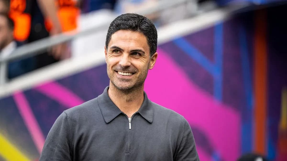 Entrenador sonriente en el campo de juego