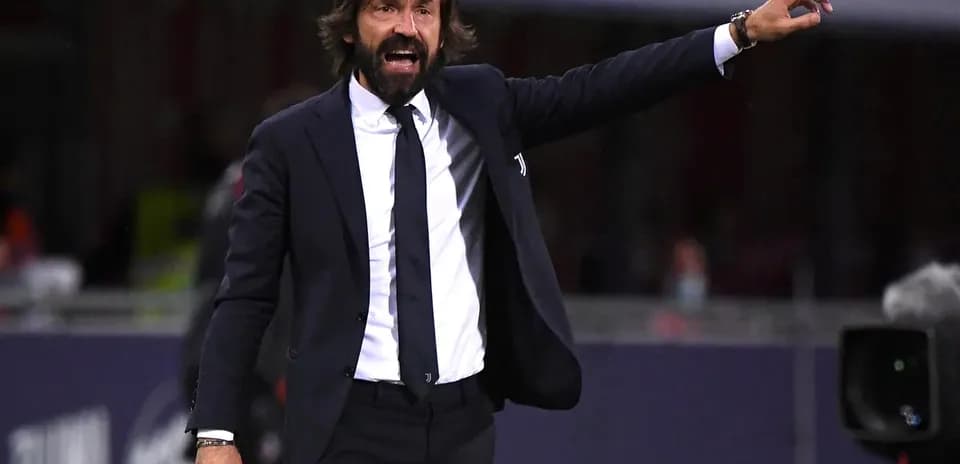 Entrenador dirigiendo a su equipo en el campo