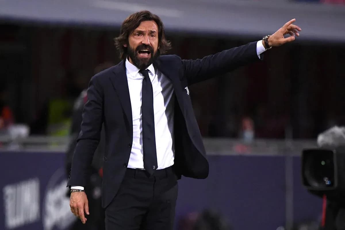 Entrenador dirigiendo a su equipo en el campo