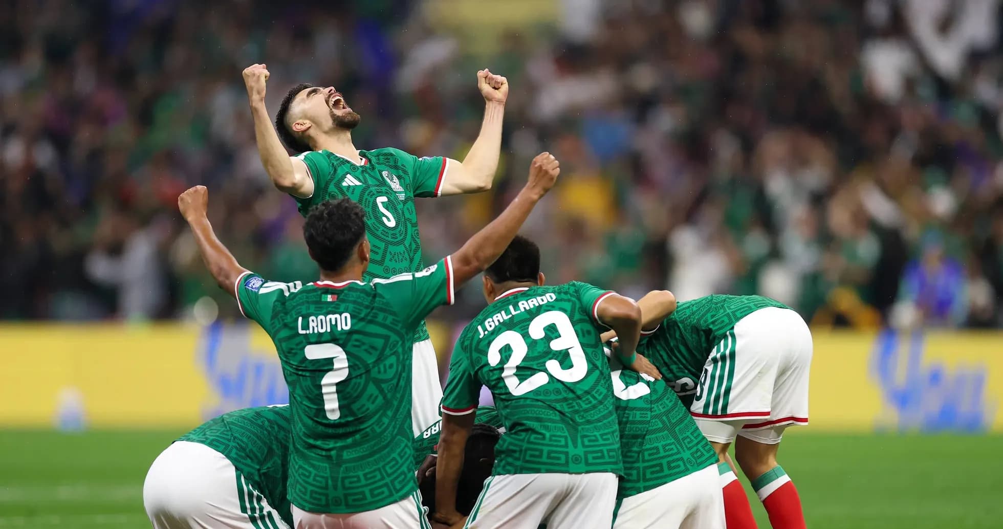 Jugadores de México celebrando un gol