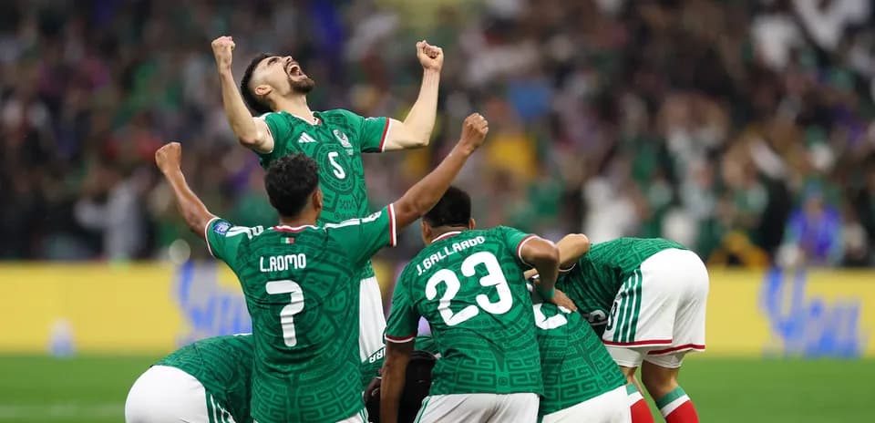 Jugadores de México celebrando un gol