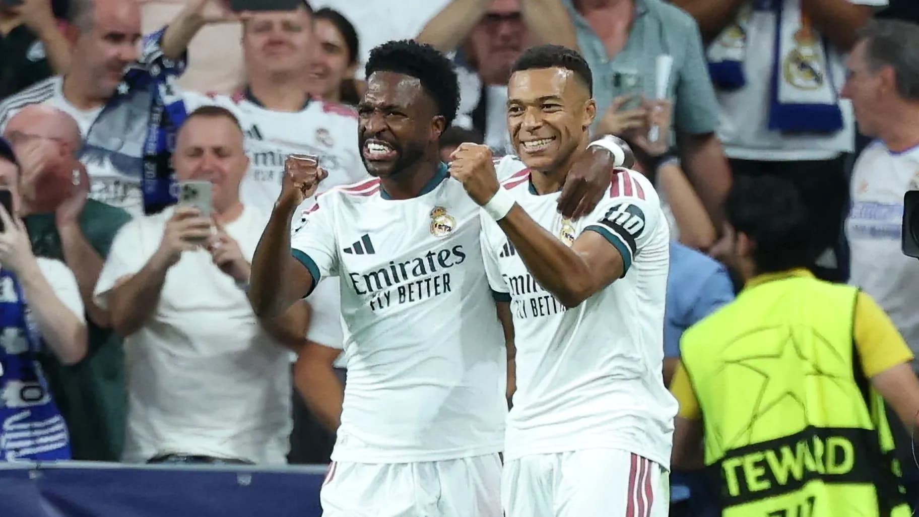 Jugadores del Real Madrid celebrando un gol juntos