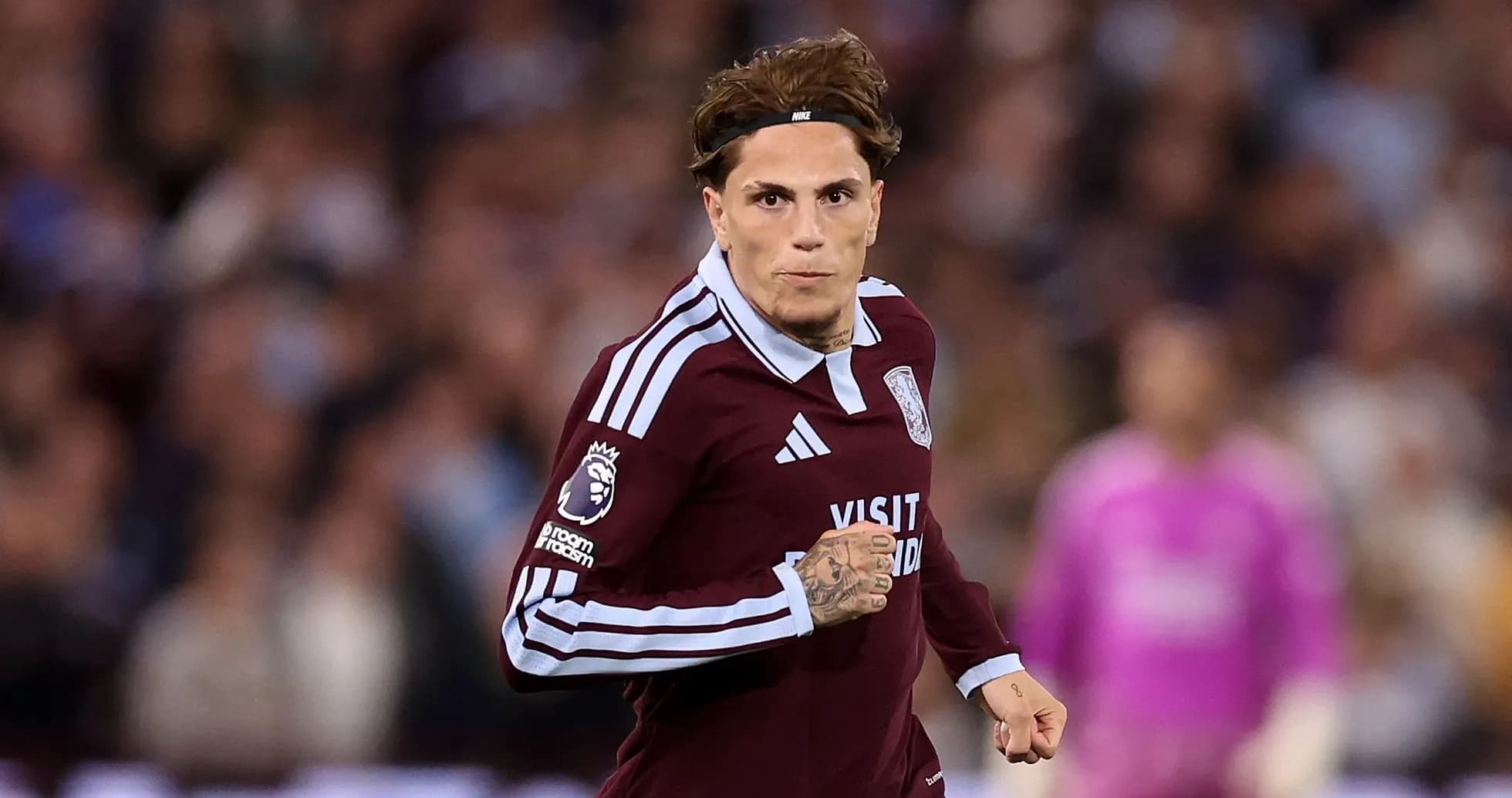 Jugador corriendo durante un partido de fútbol