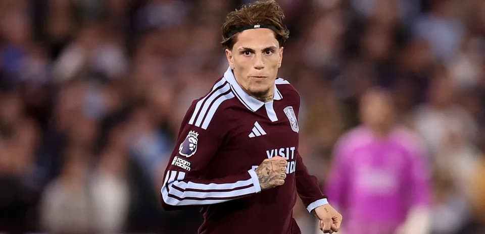 Jugador corriendo durante un partido de fútbol