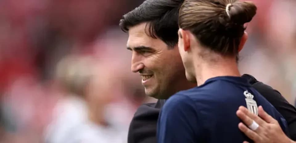 Entrenador abrazando a un jugador en el campo