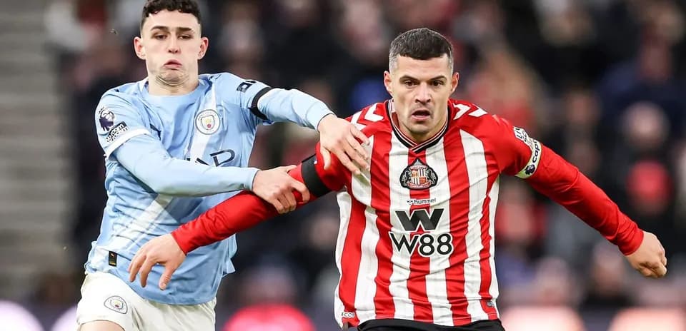 Phil Foden persiguiendo a un jugador del Sunderland