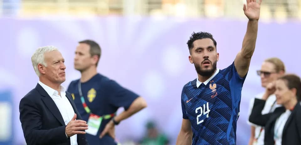 Jugador francés saludando tras el partido con entrenador
