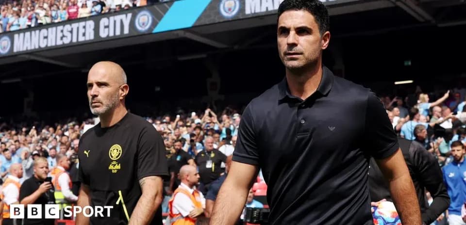 Entrenadores de Manchester City y rival entrando al campo