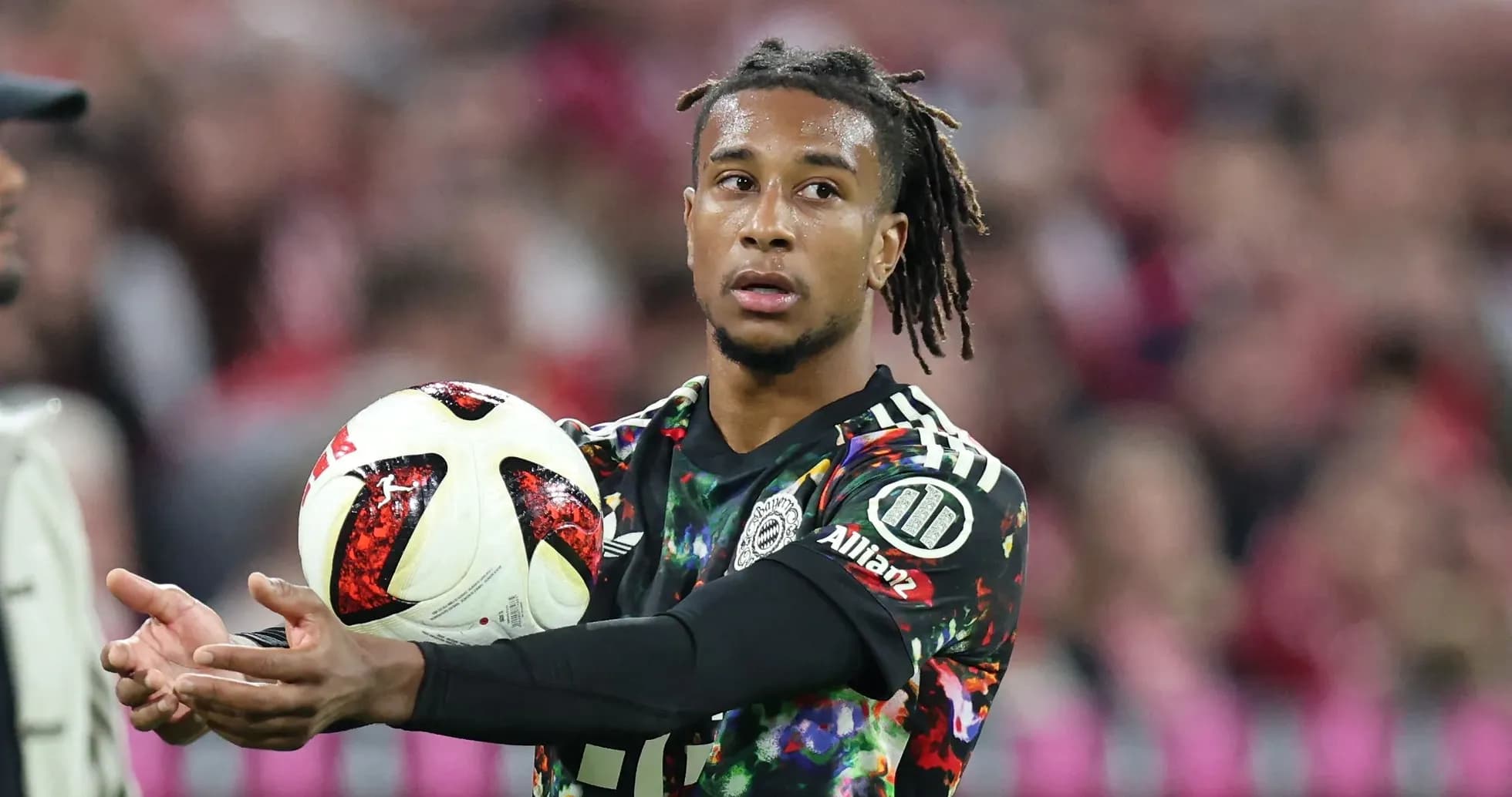 Jugador sosteniendo el balón durante un partido