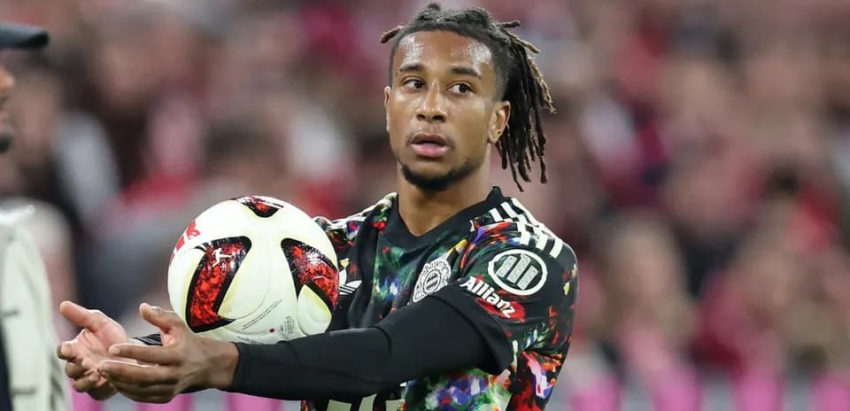 Jugador sosteniendo el balón durante un partido