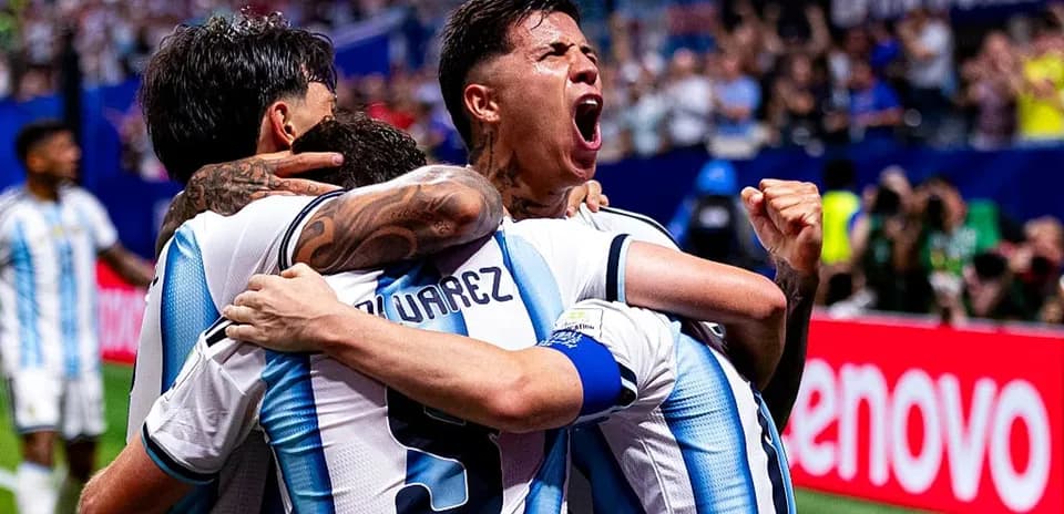 Jugadores de Argentina celebrando un gol en equipo