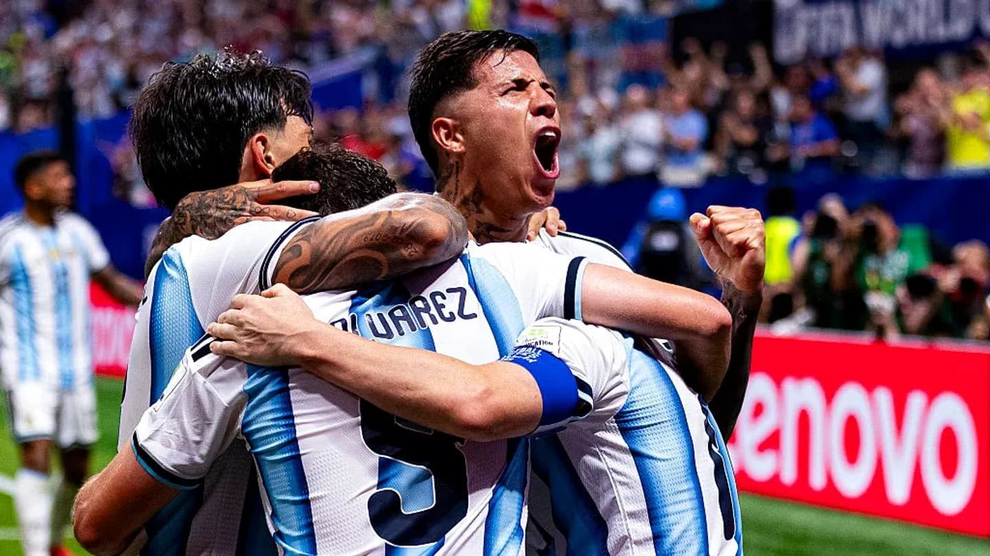 Jugadores de Argentina celebrando un gol en equipo