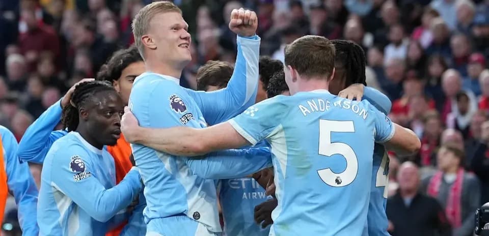 Jugadores de Manchester City celebrando un gol juntos