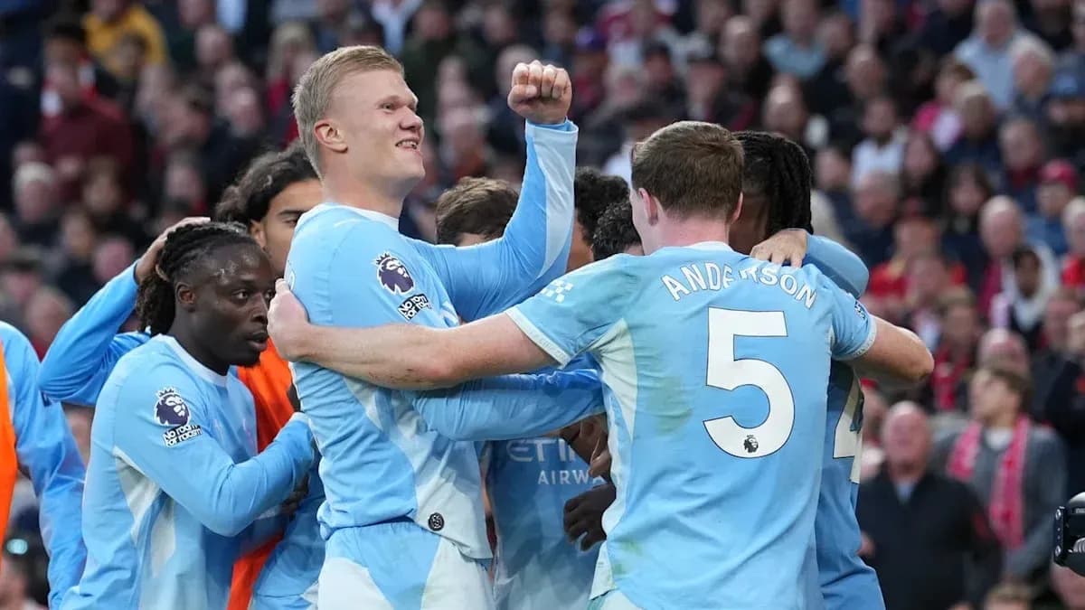 Jugadores de Manchester City celebrando un gol juntos