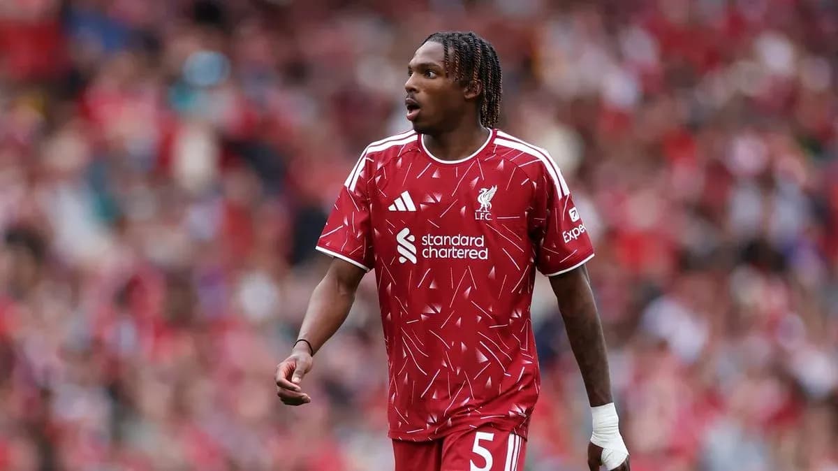 Jugador de Liverpool en acción durante el partido