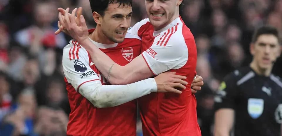 Jugadores de Arsenal celebrando un gol juntos