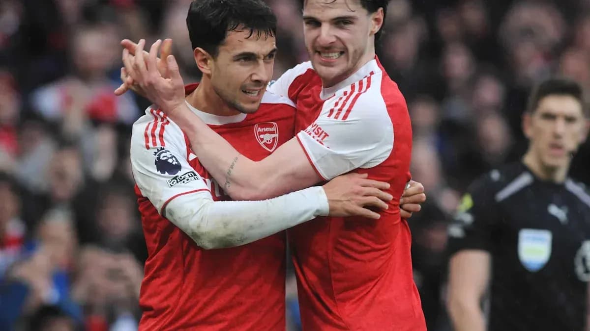 Jugadores de Arsenal celebrando un gol juntos