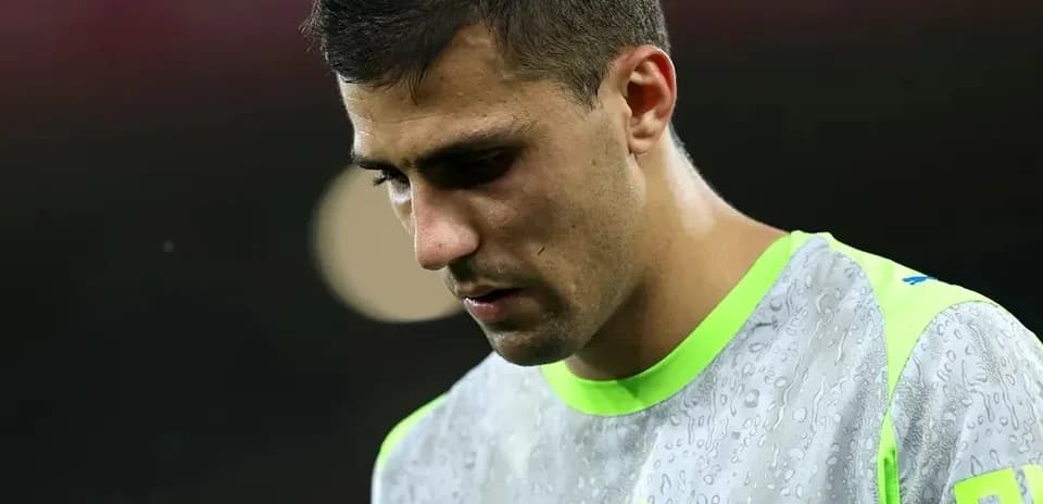 Jugador con camiseta de entrenamiento en el campo