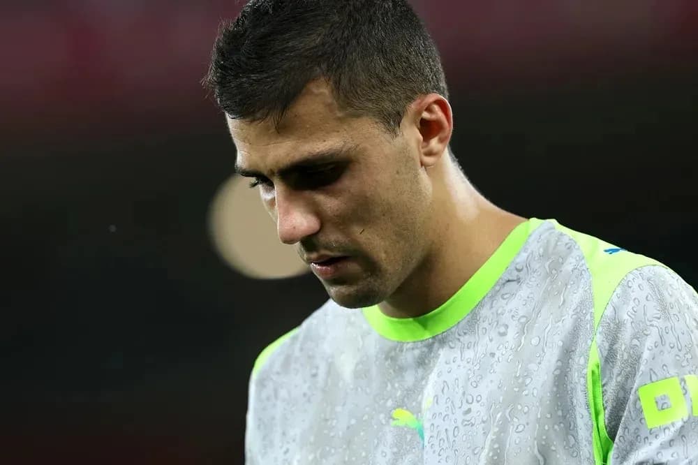 Jugador con camiseta de entrenamiento en el campo