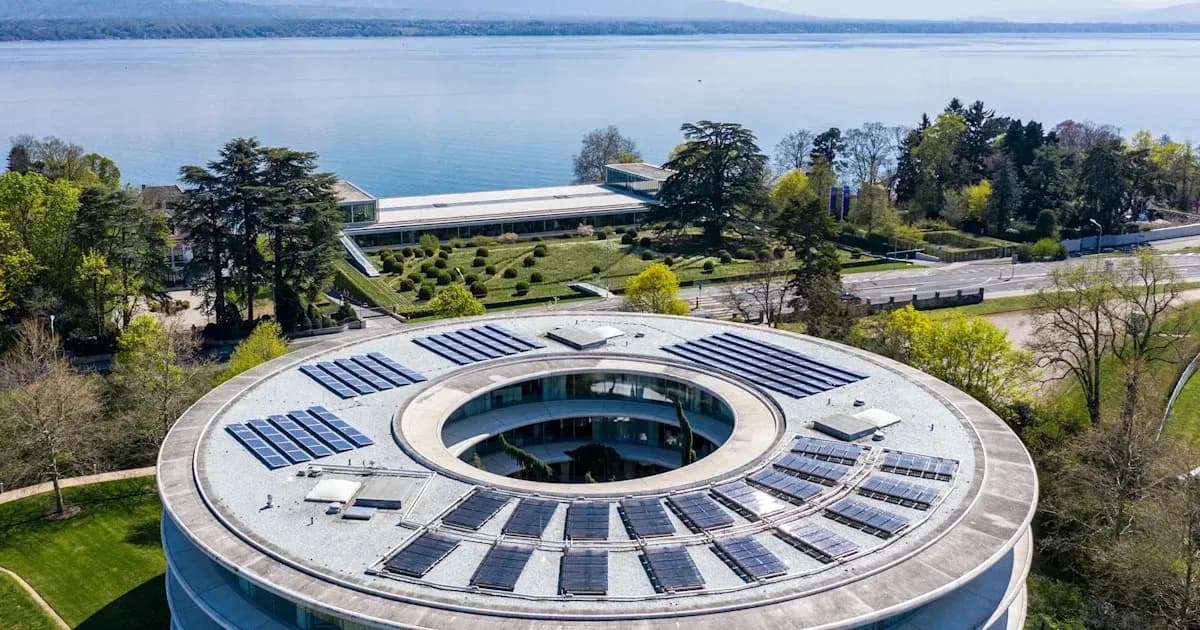 Edificio moderno con paneles solares y lago de fondo