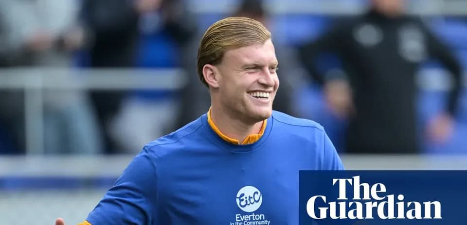 Jugador sonriente entrenando con camiseta de Everton