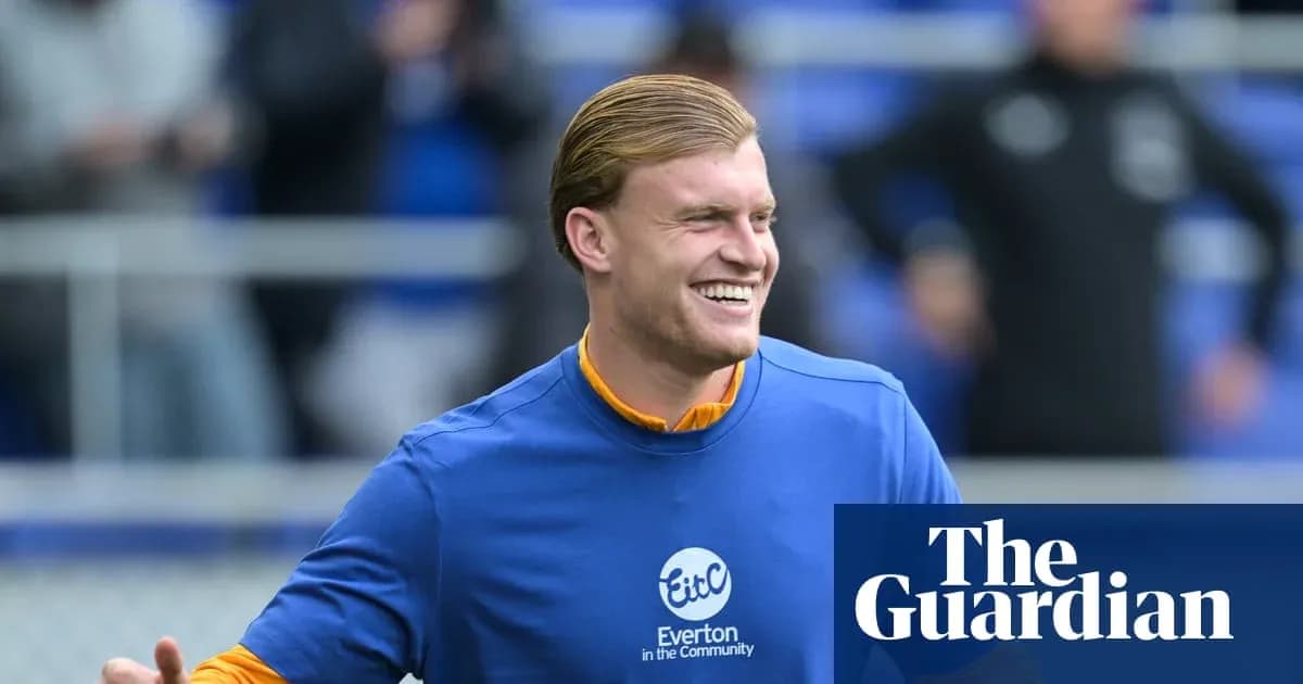 Jugador sonriente entrenando con camiseta de Everton