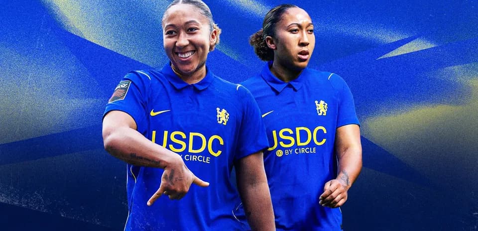 Jugadora de Chelsea posando en uniforme azul