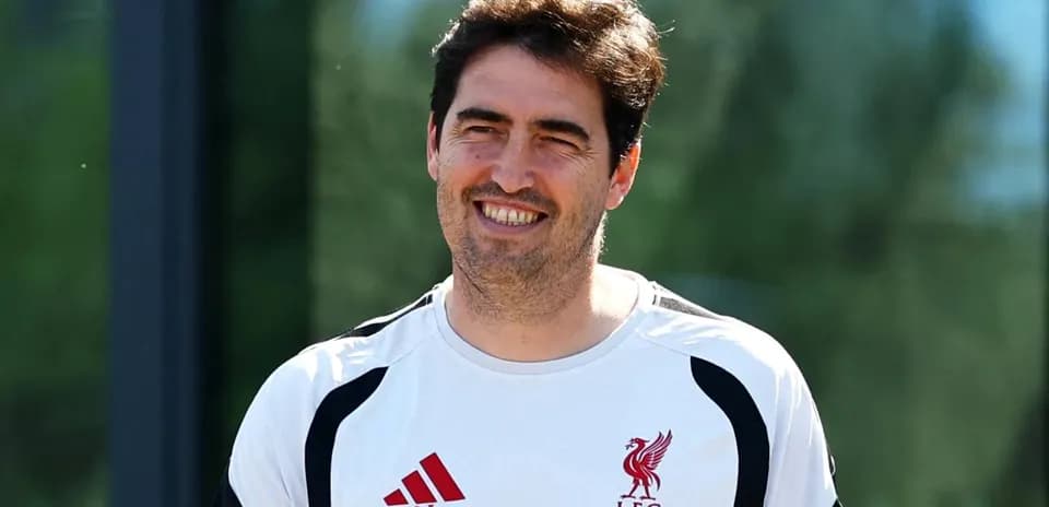 Entrenador de Liverpool sonriendo durante la sesión